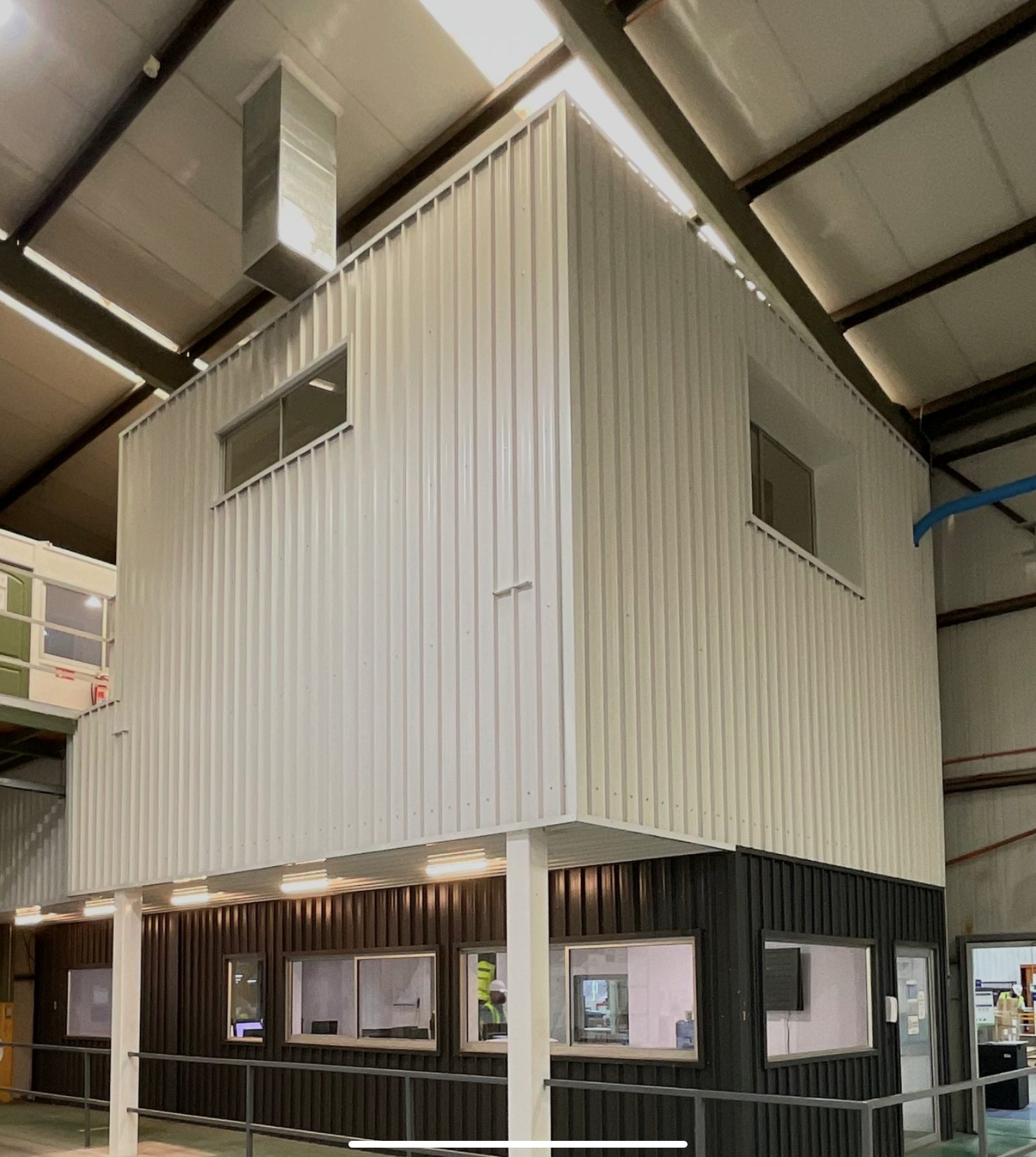 Construcción modular elevada en galpón industrial — steel framing Santiago