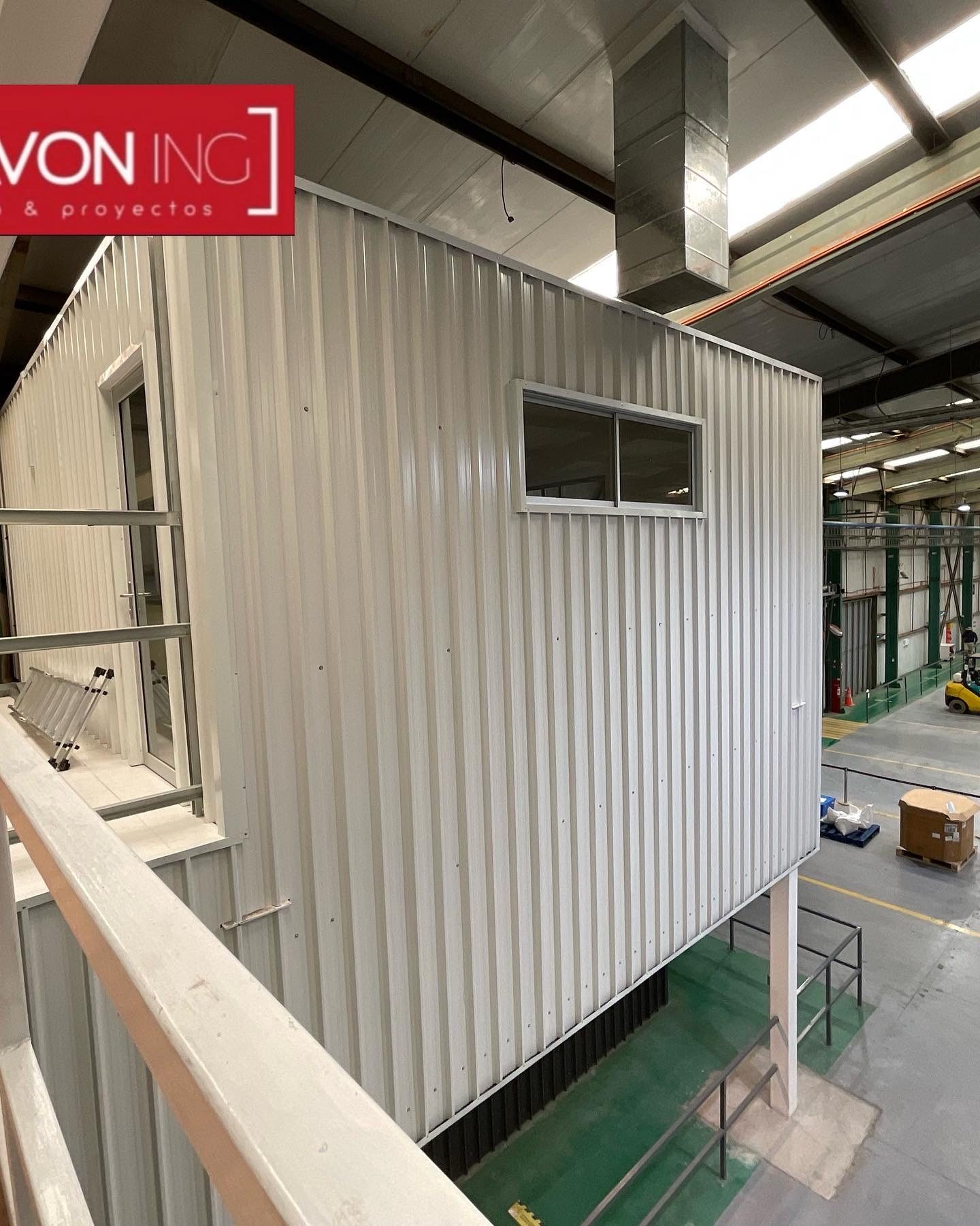 Oficina modular en altura dentro de nave industrial, Región Metropolitana