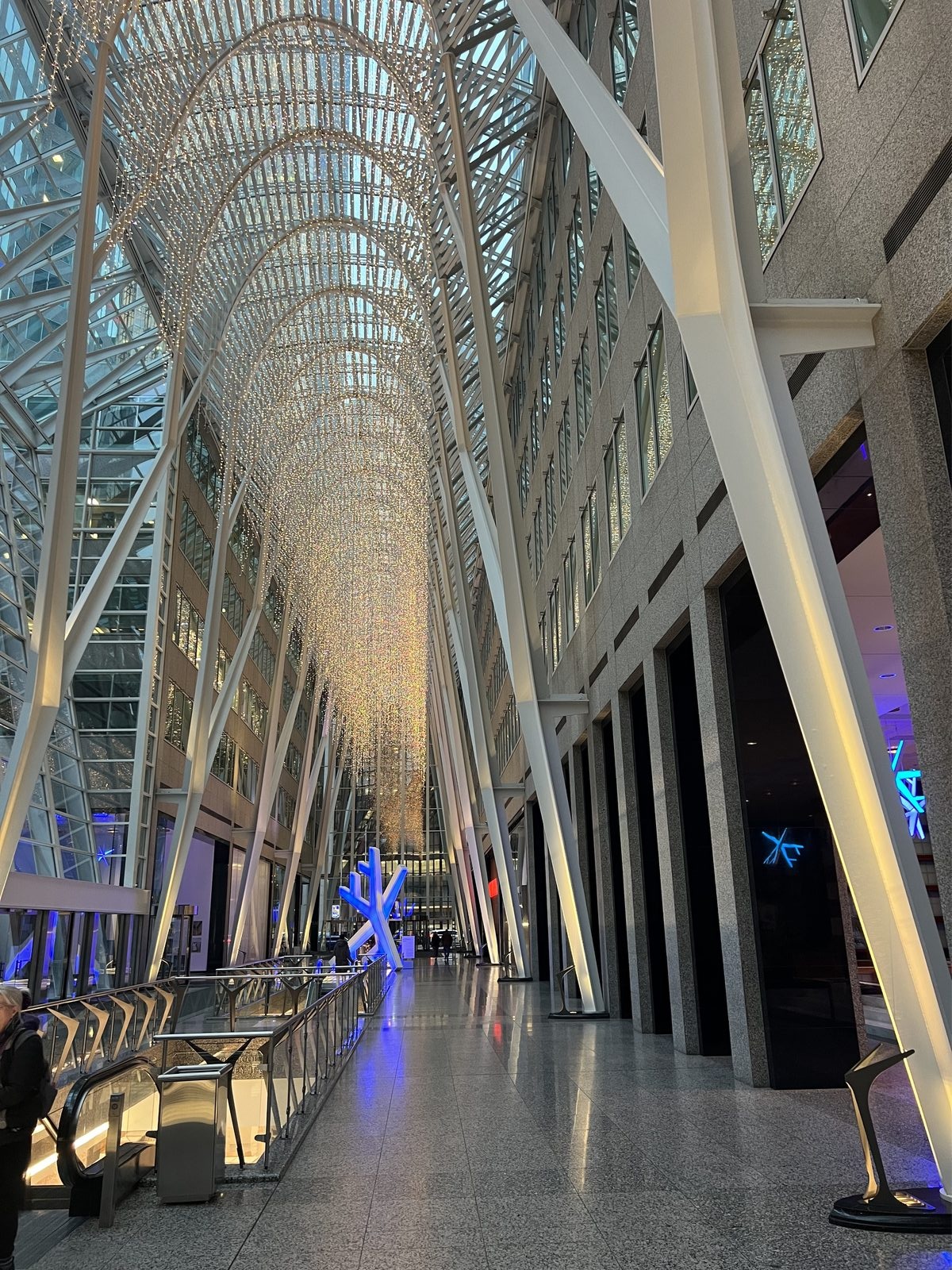Lobby y hall de acceso de cristal — habilitación de edificios Santiago