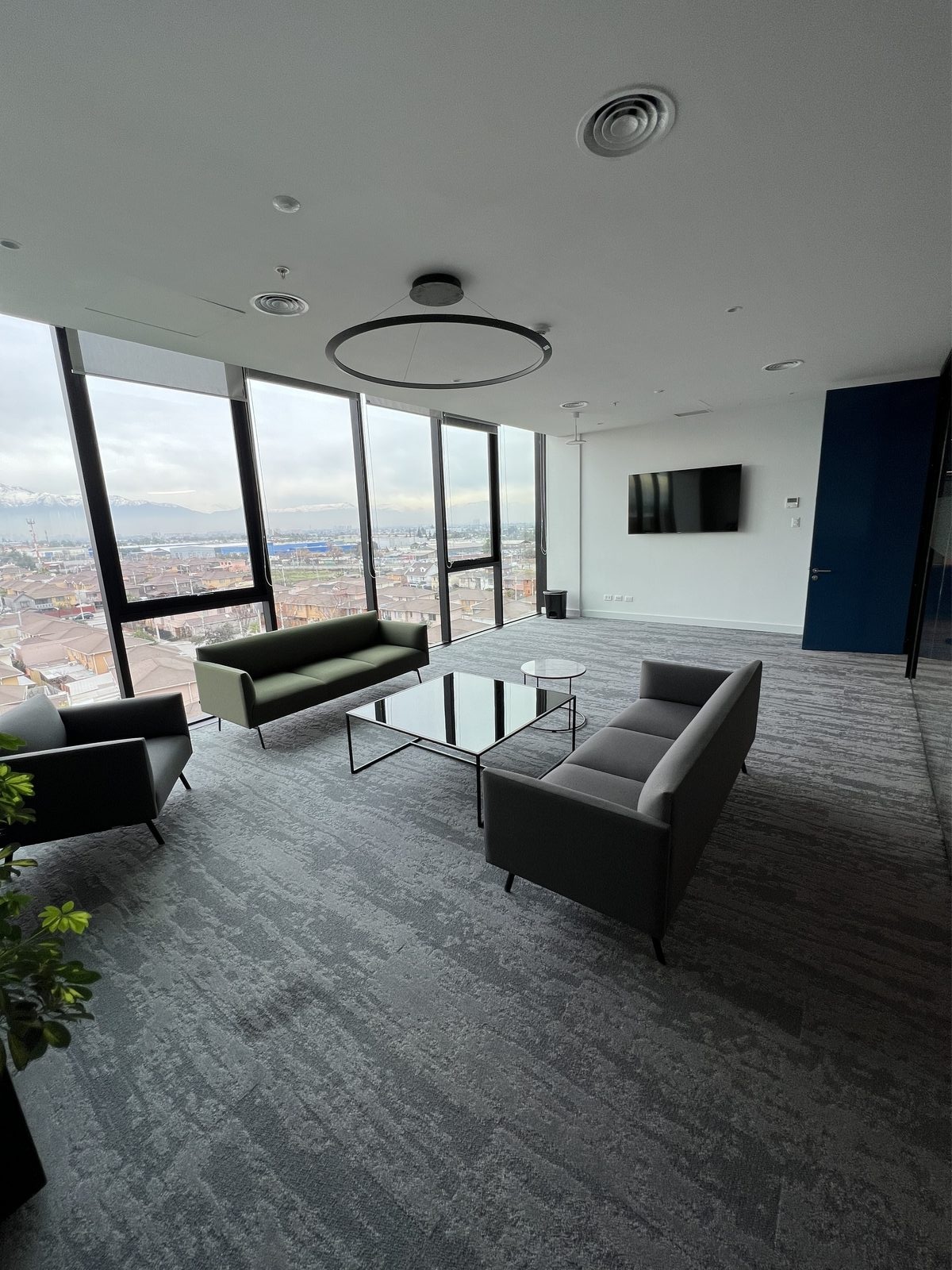 Sala de estar corporativa con vista panorámica — acondicionamiento Schiavon