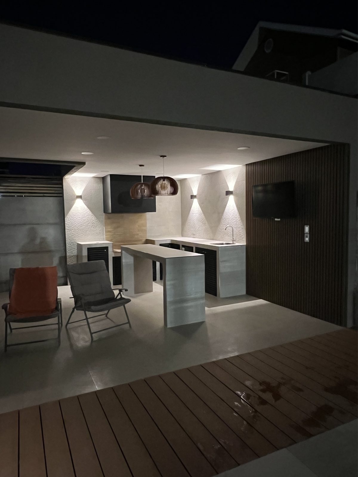 Quincho con barra, TV y estar techado — espacios exteriores