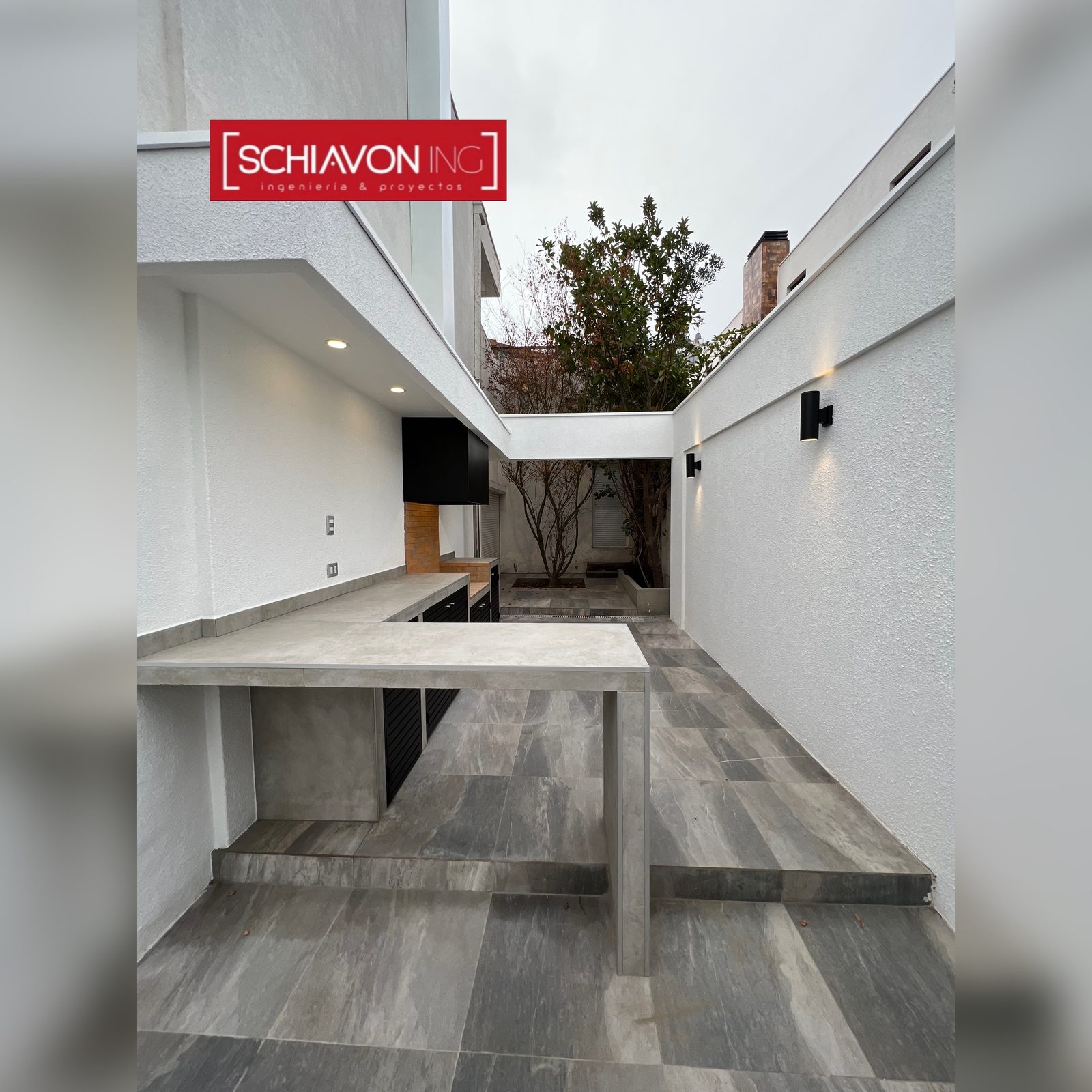 Patio con quincho terminado — proyecto Schiavon Ing en Santiago